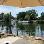 Riverside 4 Bedroom House Wraysbury Staines