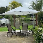 Riverside 4 Bedroom House Wraysbury Staines