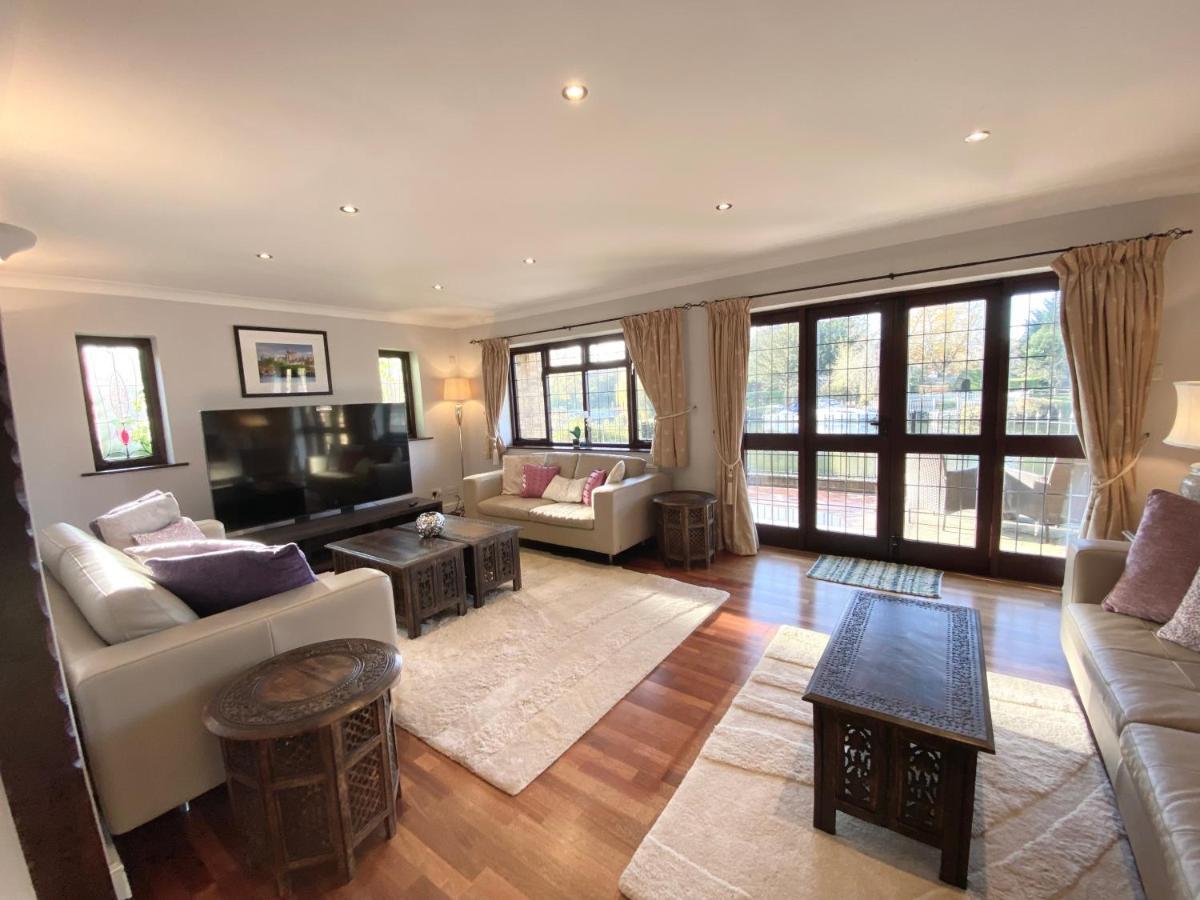Riverside 4 Bedroom House Staines Holiday home *