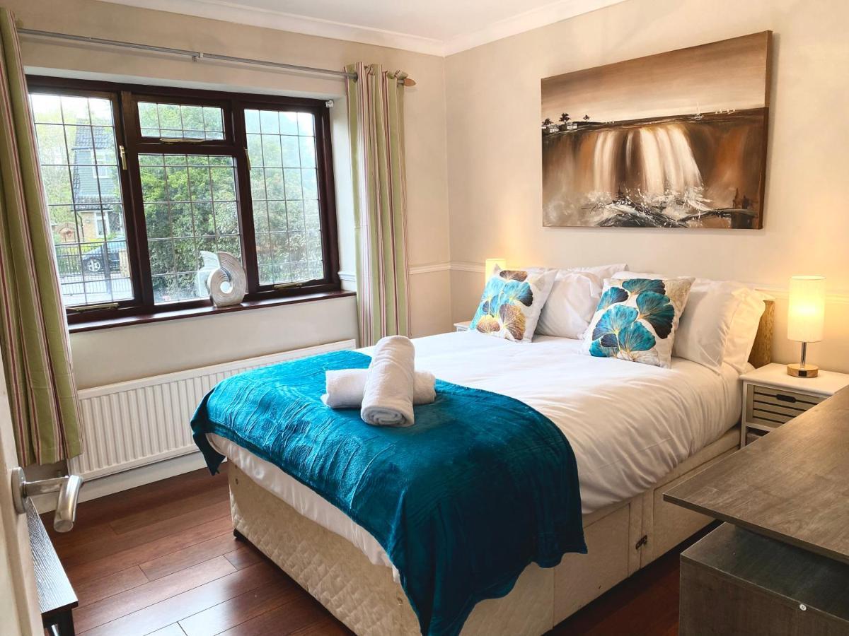Riverside 4 Bedroom House Staines