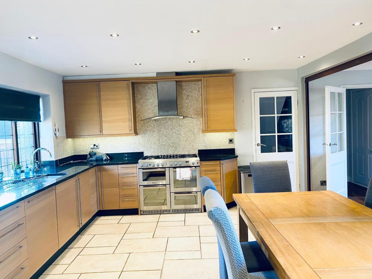 Riverside 4 Bedroom House Staines Holiday home Wraysbury
