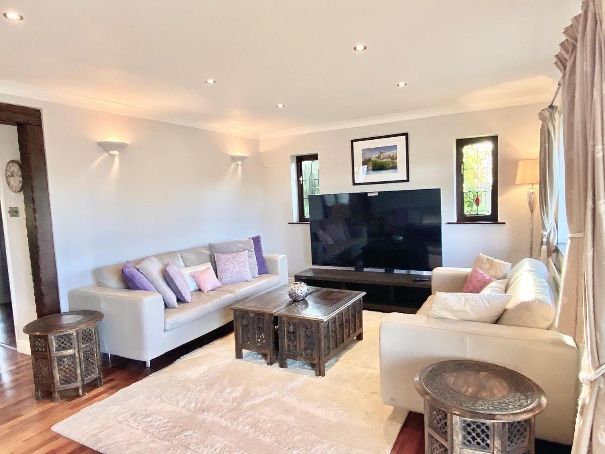 Riverside 4 Bedroom House Staines *