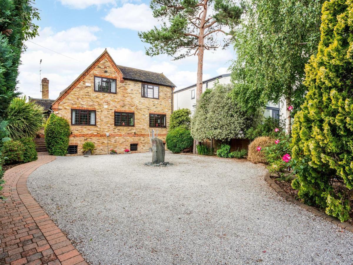 Riverside 4 Bedroom House Staines Wraysbury