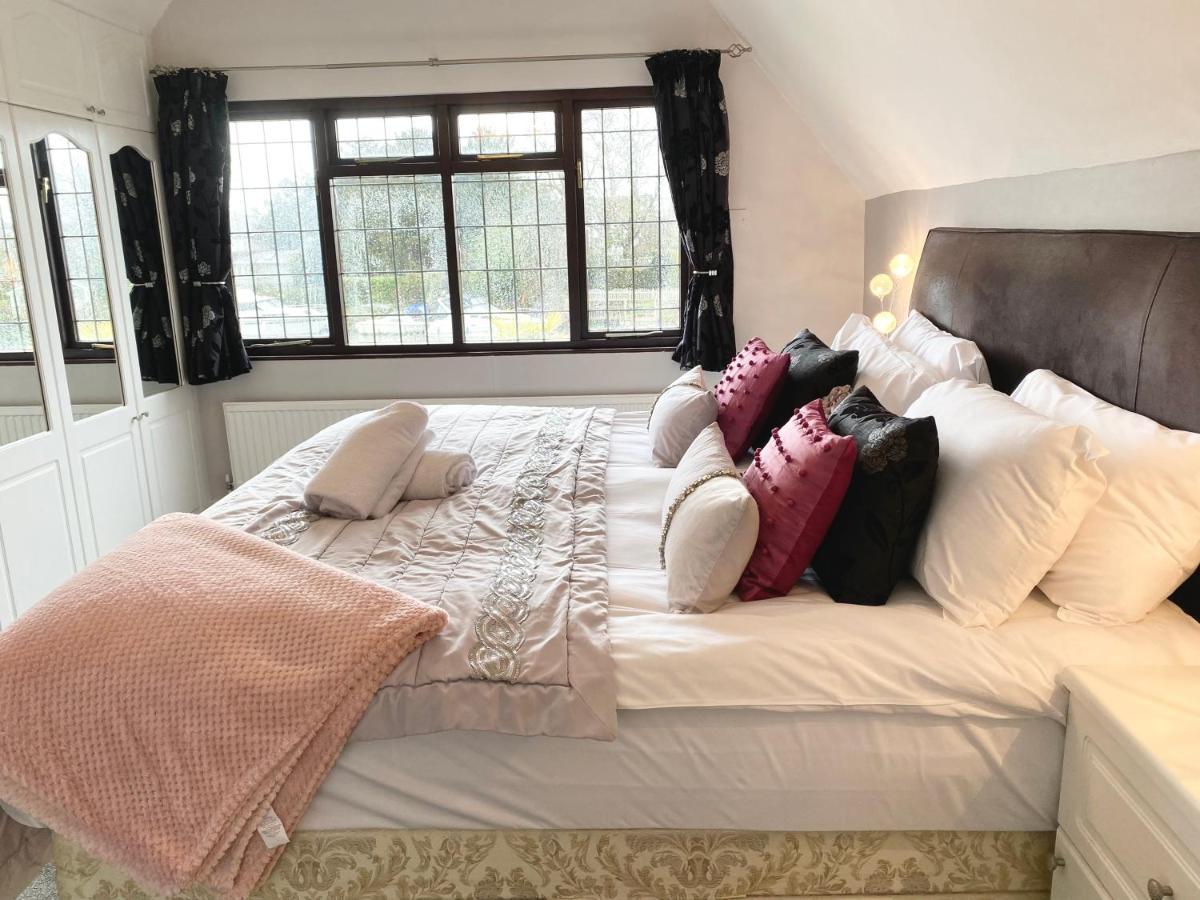 Riverside 4 Bedroom House Staines