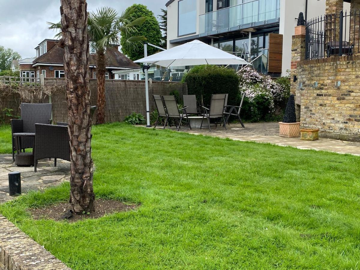 Riverside 4 Bedroom House Staines Holiday home *