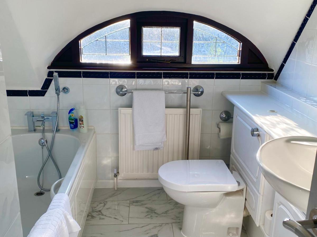 Riverside 4 Bedroom House Staines Holiday home *