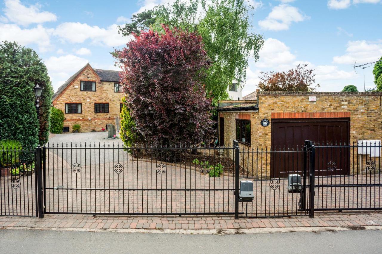 Riverside 4 Bedroom House Staines Wraysbury