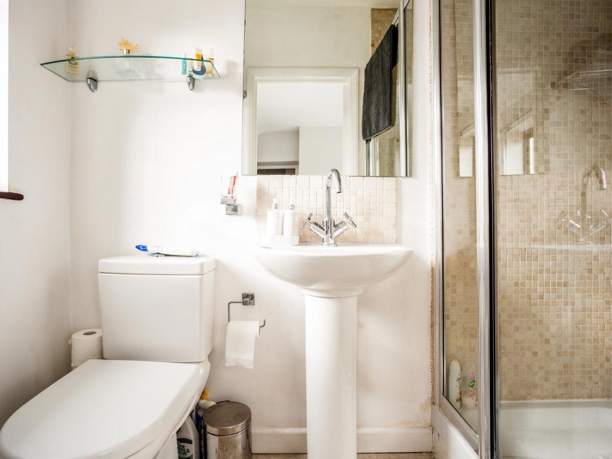 Riverside 4 Bedroom House Staines Wraysbury