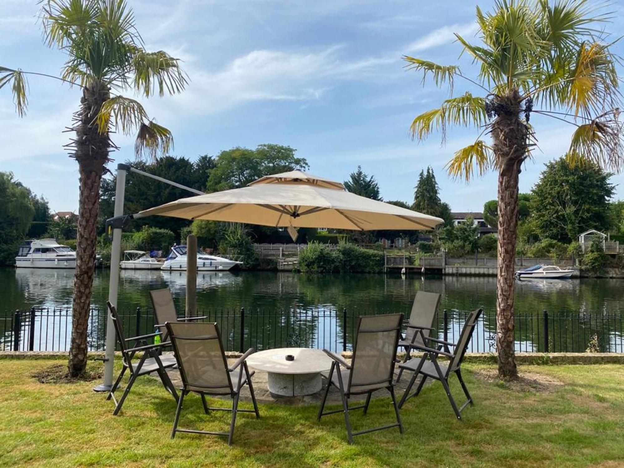 Riverside 4 Bedroom House Staines Holiday home *