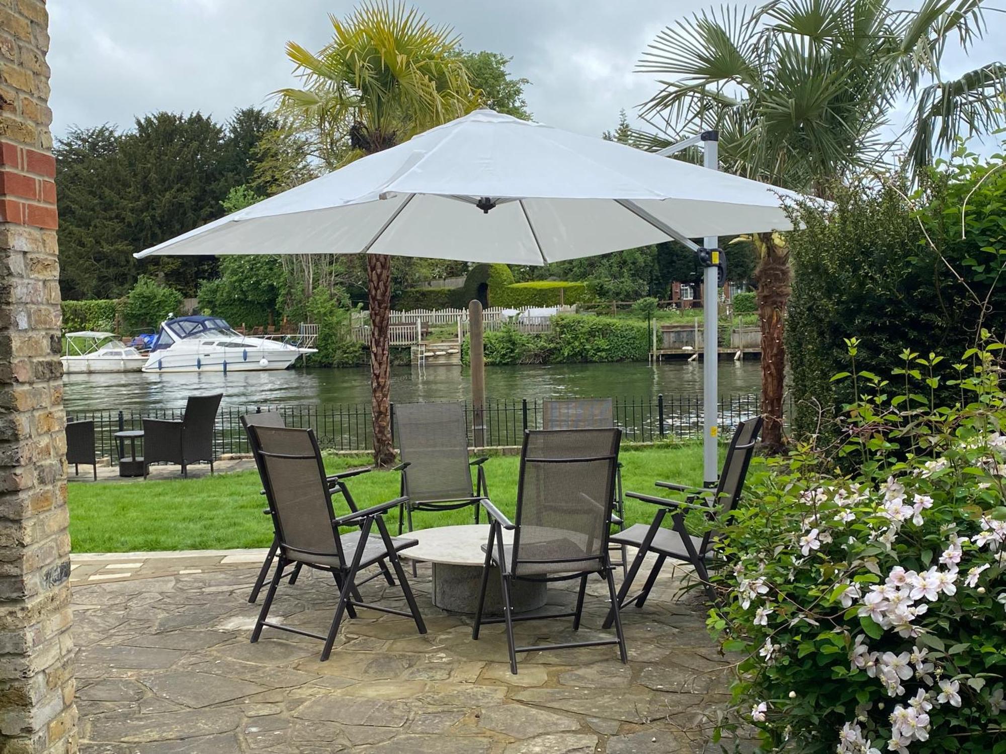 Riverside 4 Bedroom House Staines Holiday home *