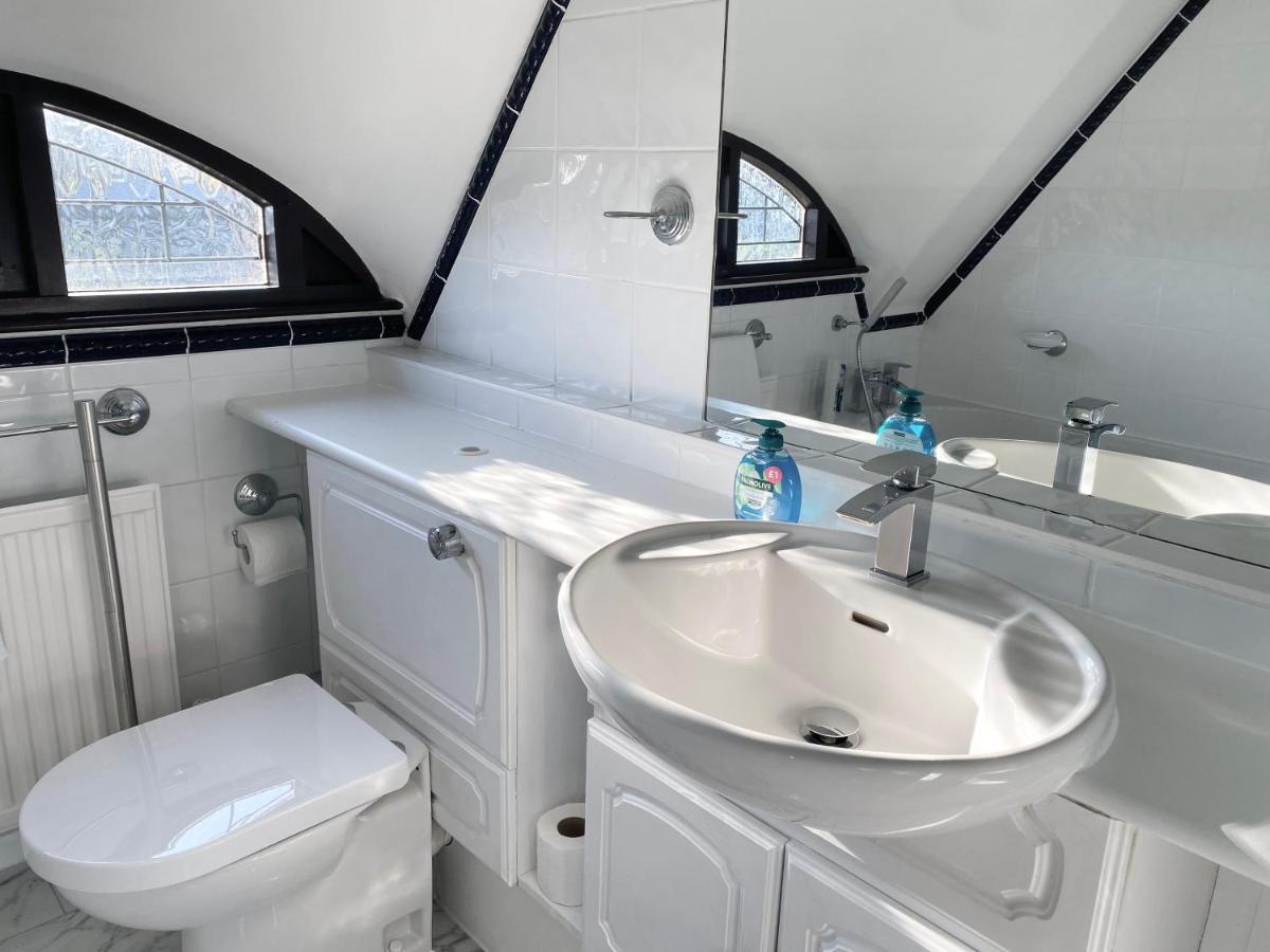 Riverside 4 Bedroom House Staines Holiday home *